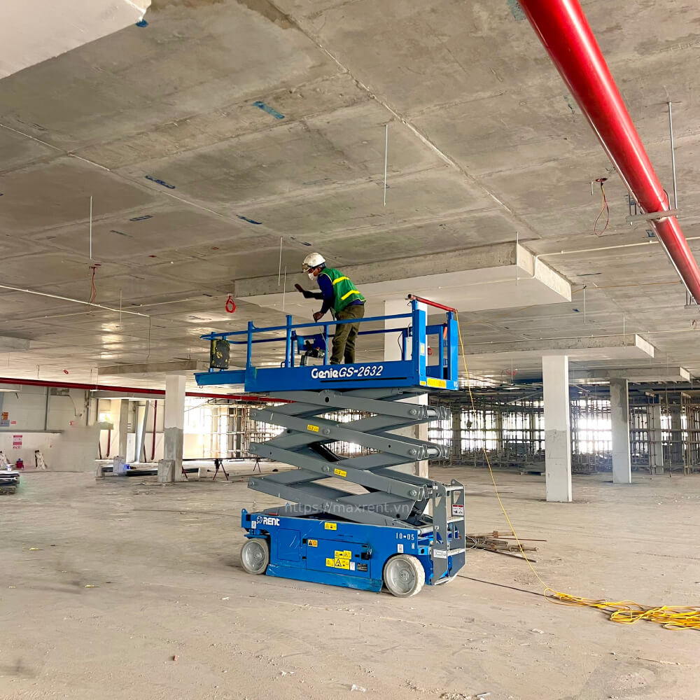 TIỆN ÍCH VƯỢT TRỘI CỦA XE NÂNG NGƯỜI CẮT KÉO
